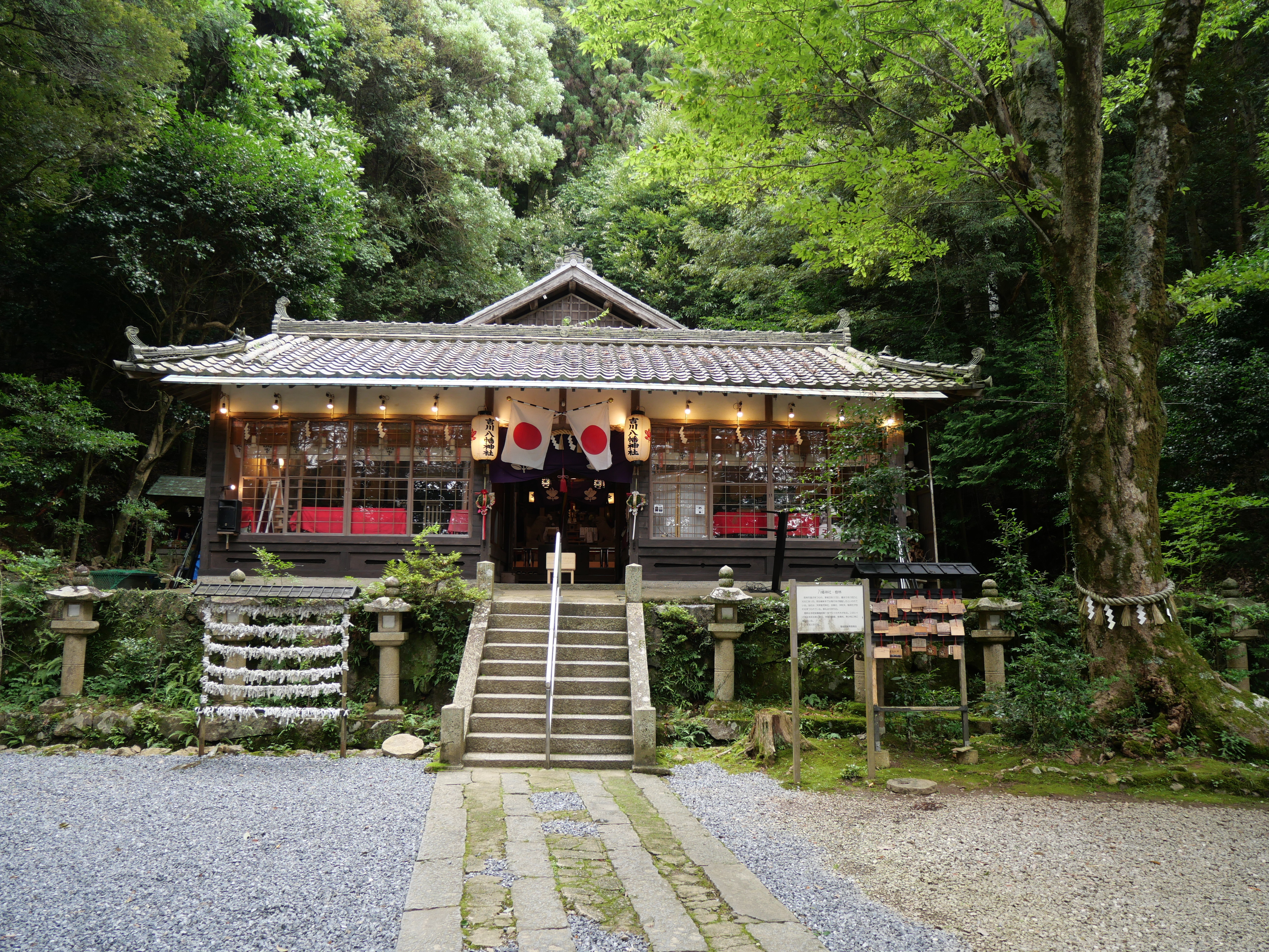 御神馬と能勢電車（元阪急電車）と趣きのある吉 | YEBISU BEER TOWN