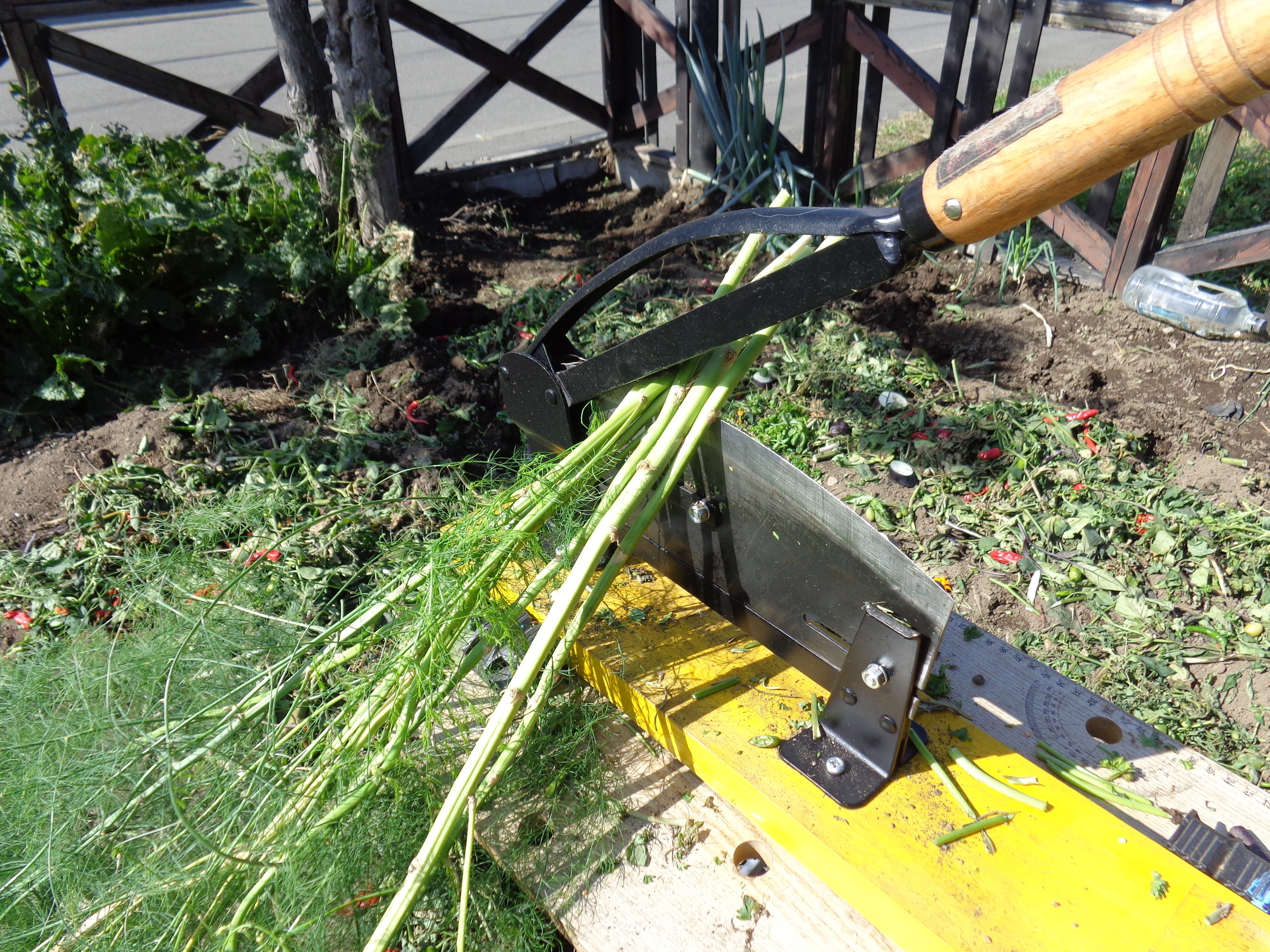 畑じまい作業は「押切機」が大活躍なのらぁ～(^^) | CAINZ DIY Square