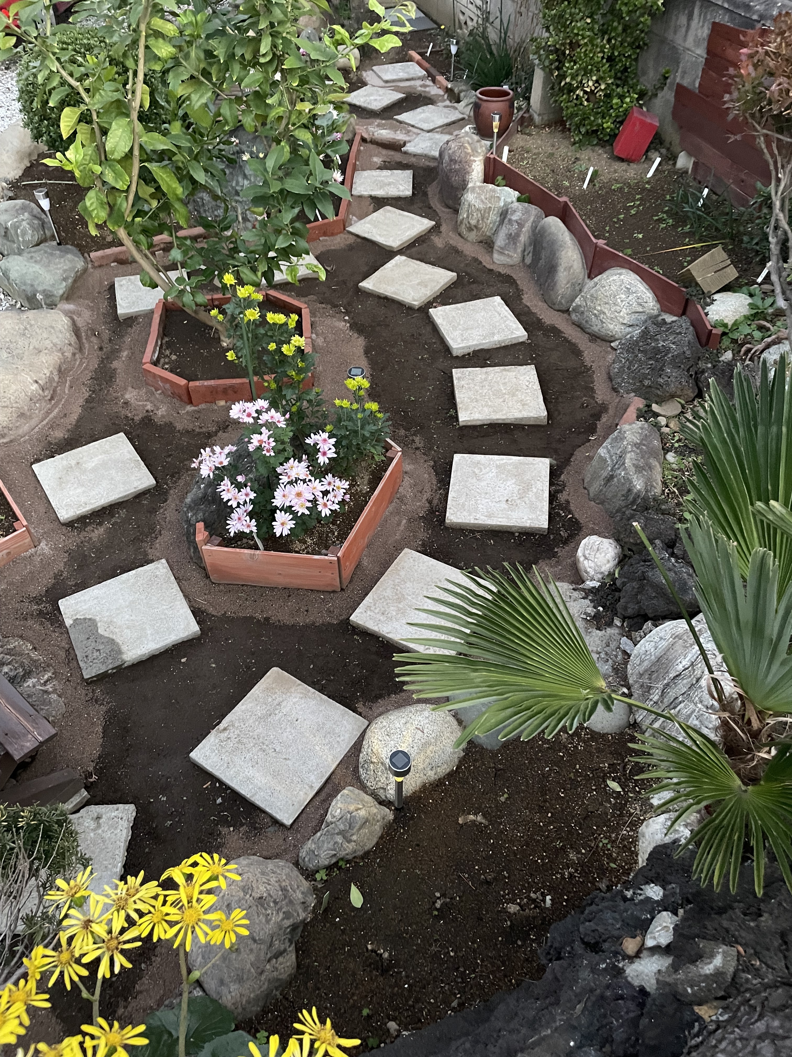 20枚の飛び石で庭を横断する | CAINZ DIY Square