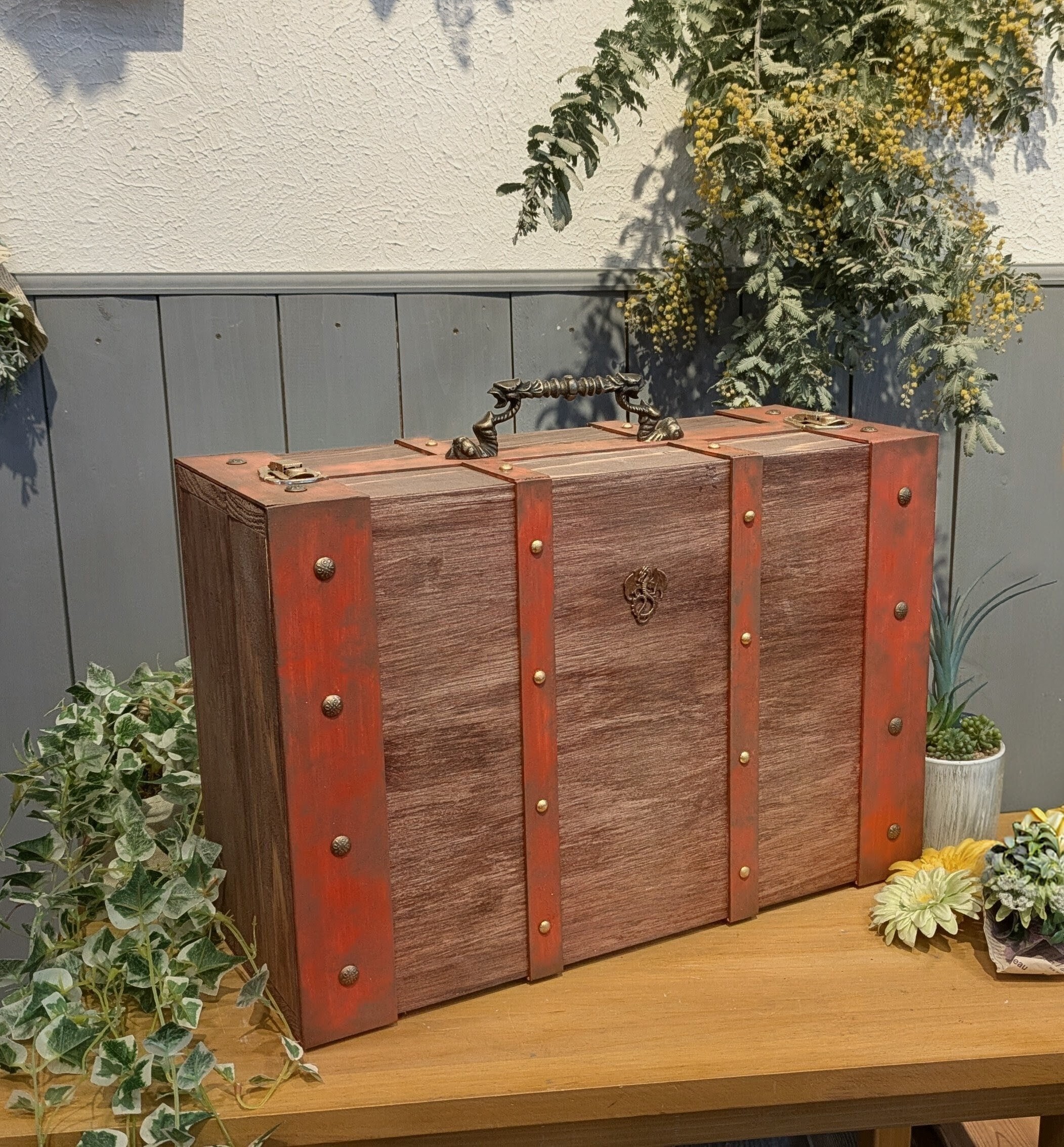 アンティークの材料でデコパージュしたトランク アンティーク風トランクBOX💼 アレンジ1️⃣ | CAINZ DIY Square