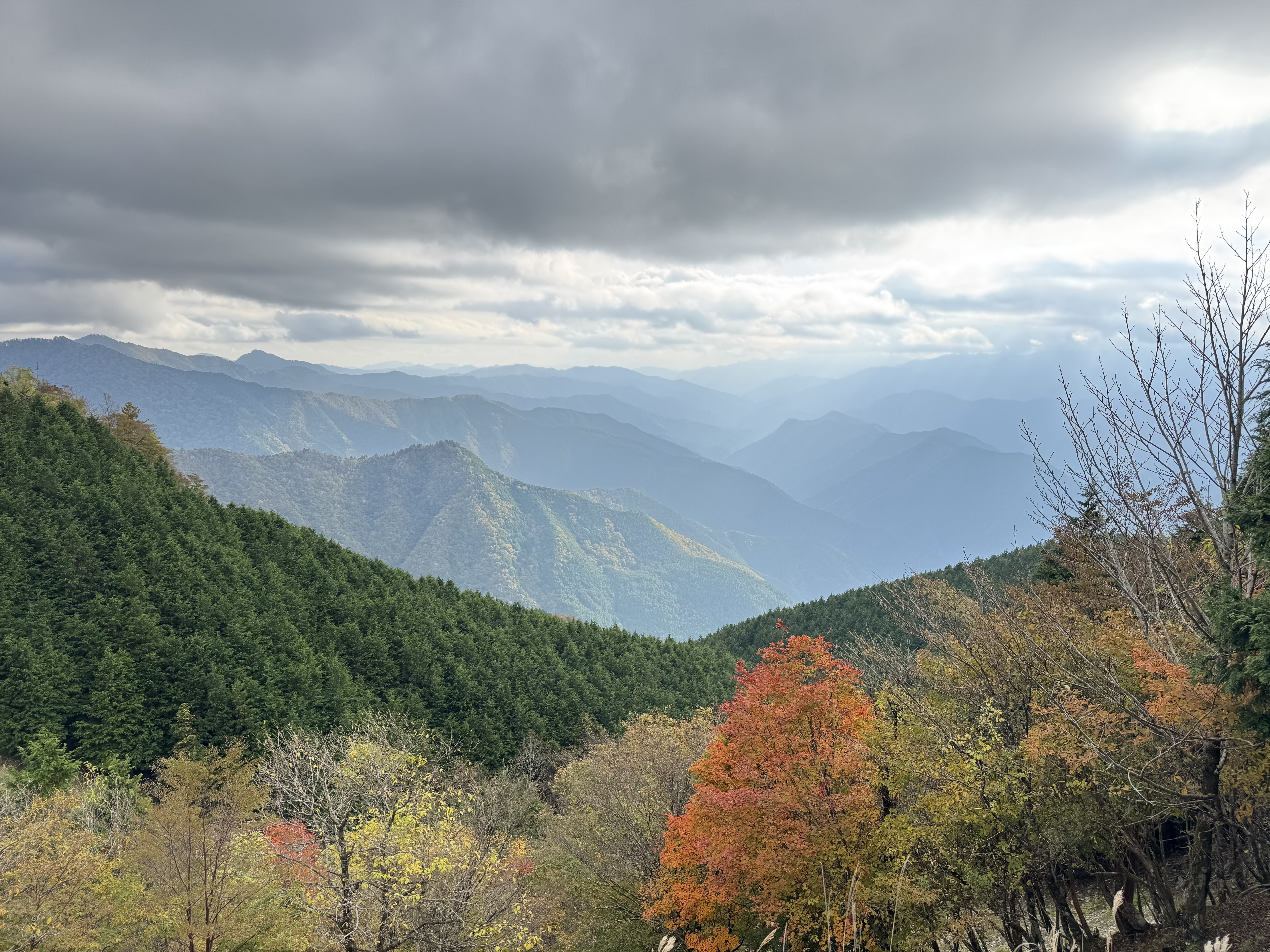 幾重にも重なる山々 | さんかく屋根の下