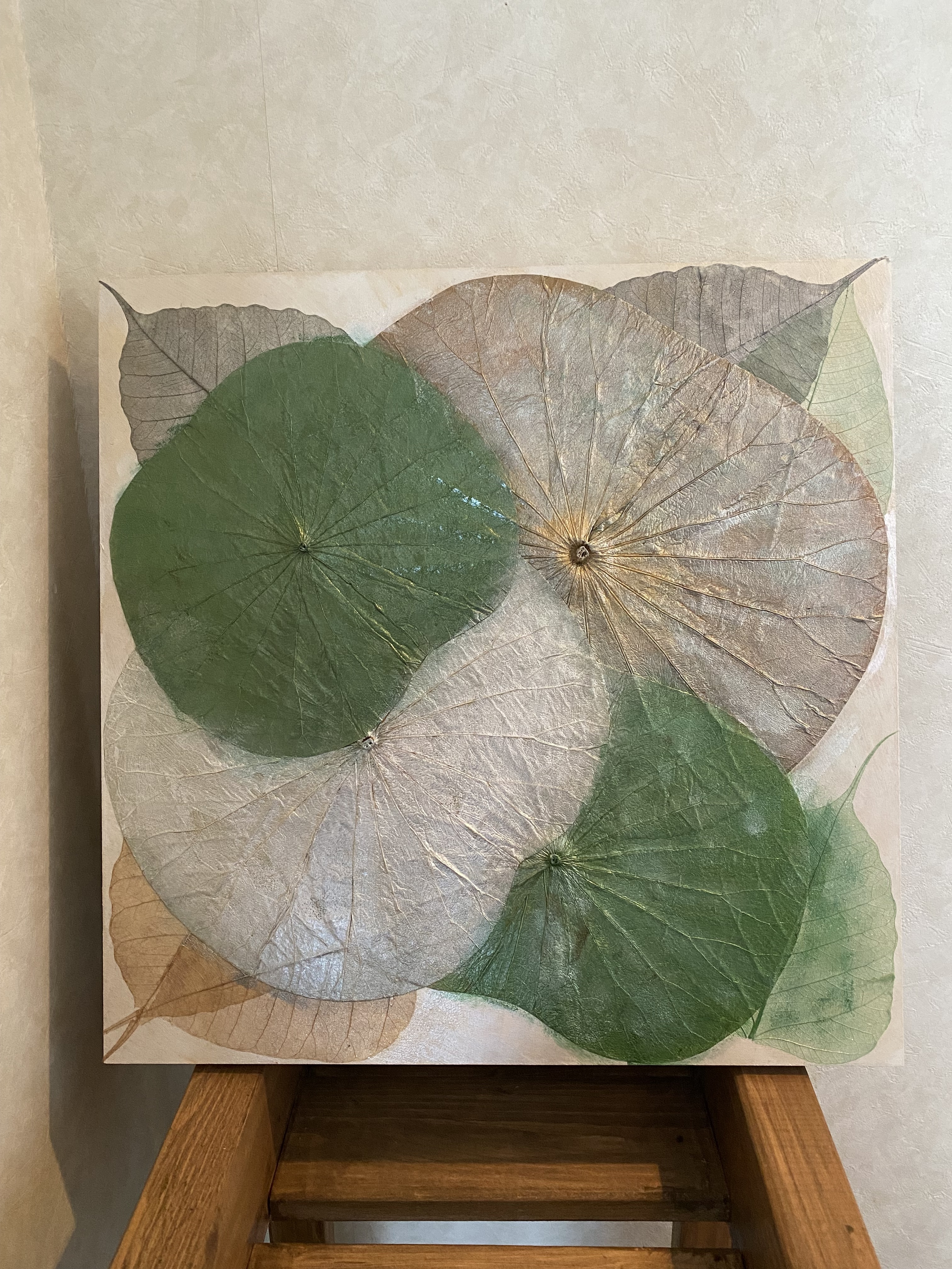 ネパール菩提樹の葉アート WASARAに蓮の葉とインド菩提樹の葉を貼り、ジェッソを塗ってから着色