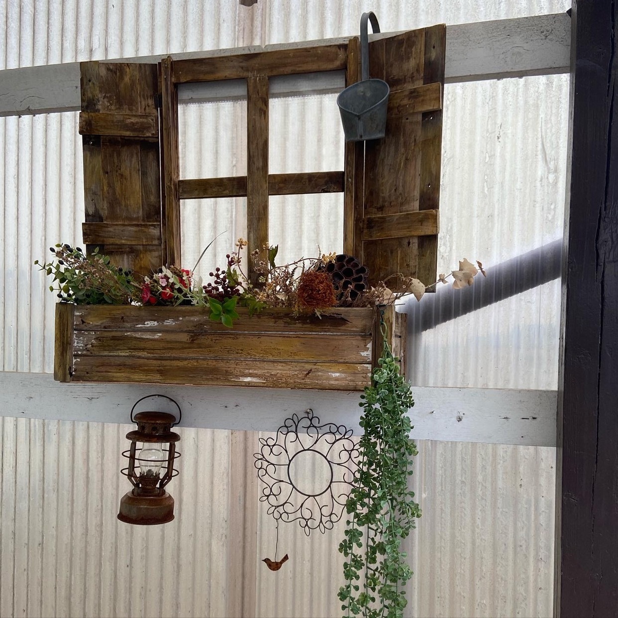 りく＆カイ 赤い窓のモルタル背景とニャンコ柄のリースプランター りく＆