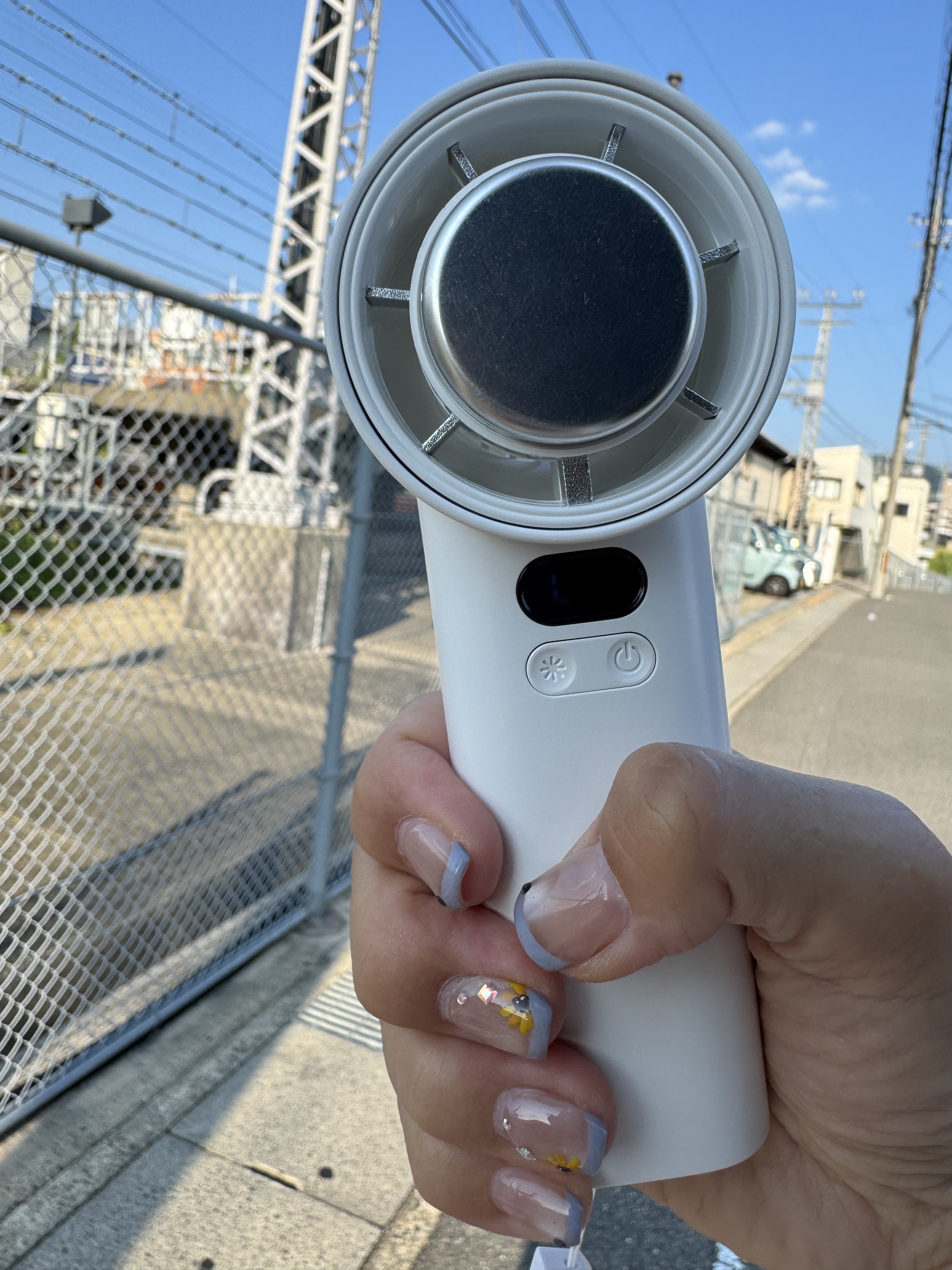 ヒェ〜気持ちいい‼️強風冷却プレートハンディファン | ニトリ