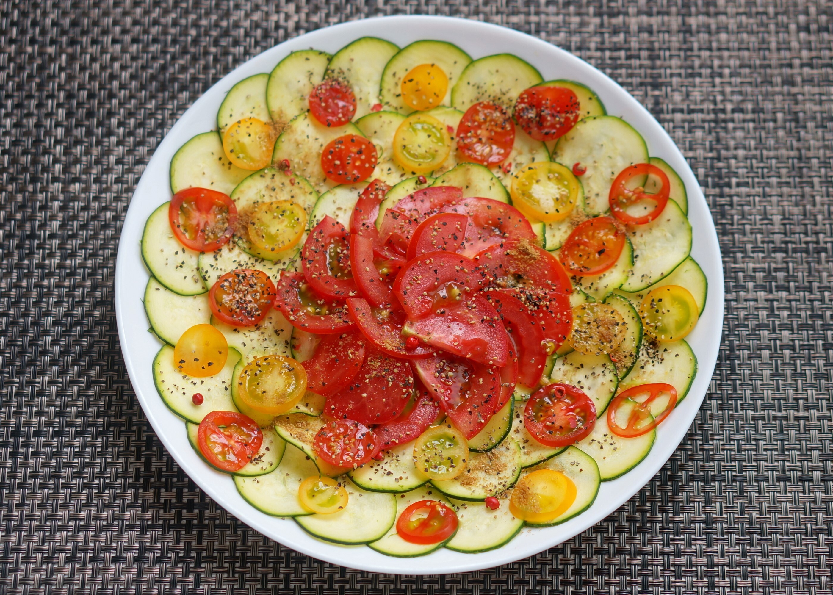 トマトとズッキーニのサラダ | SPICE&HERB COMMUNITY