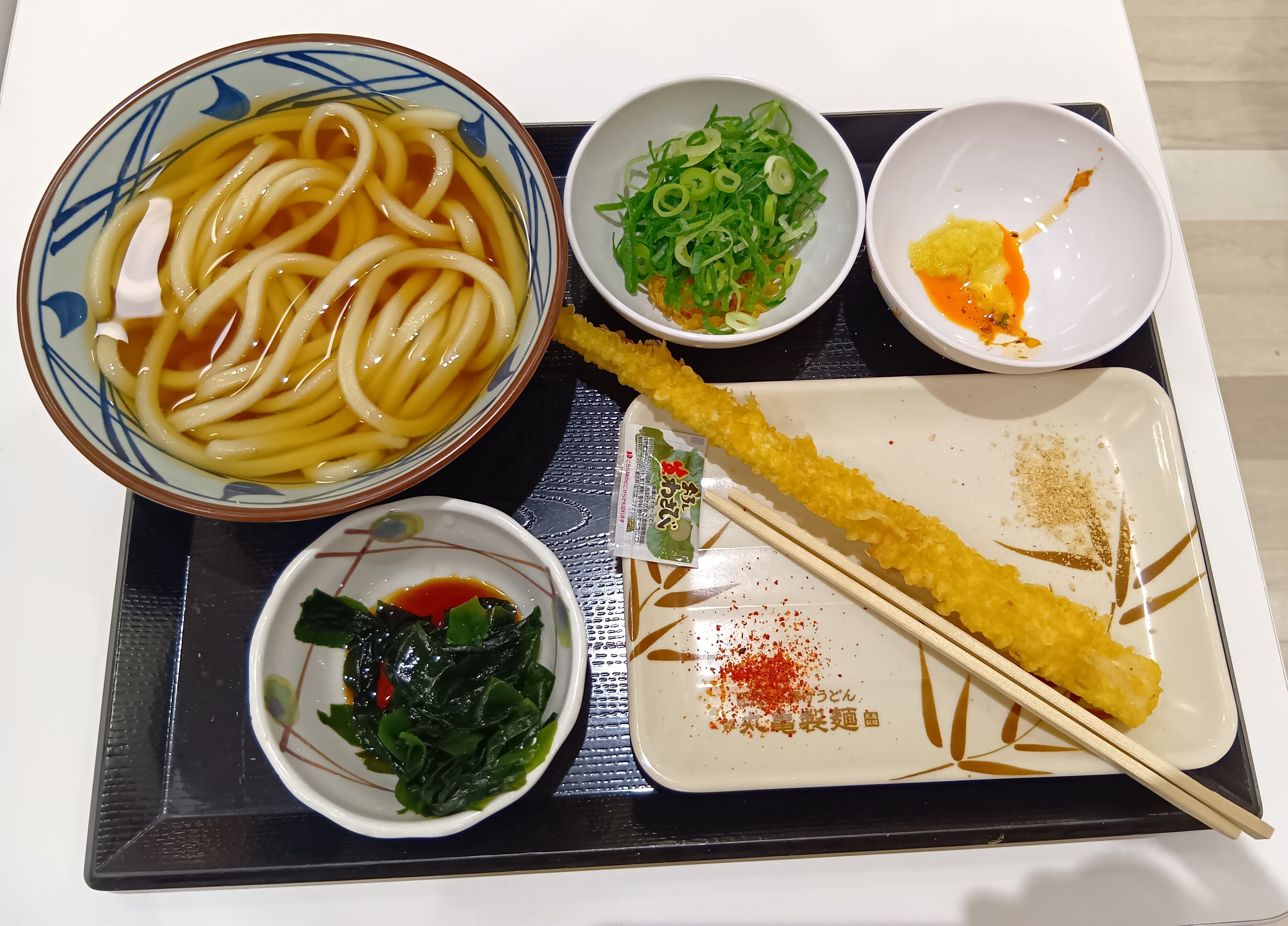 かけうどん ブラック Sサイズ かけうどん、細竹天 | 丸亀製麺Mochi-Mochiクラブ​