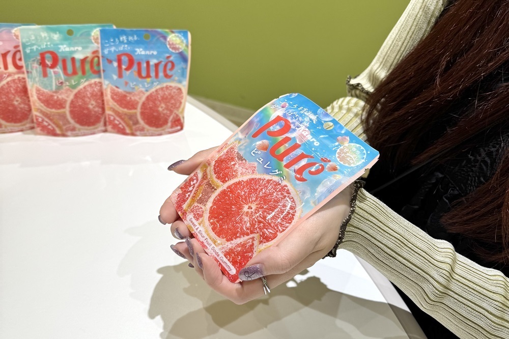 商品を持って話すレモンさん