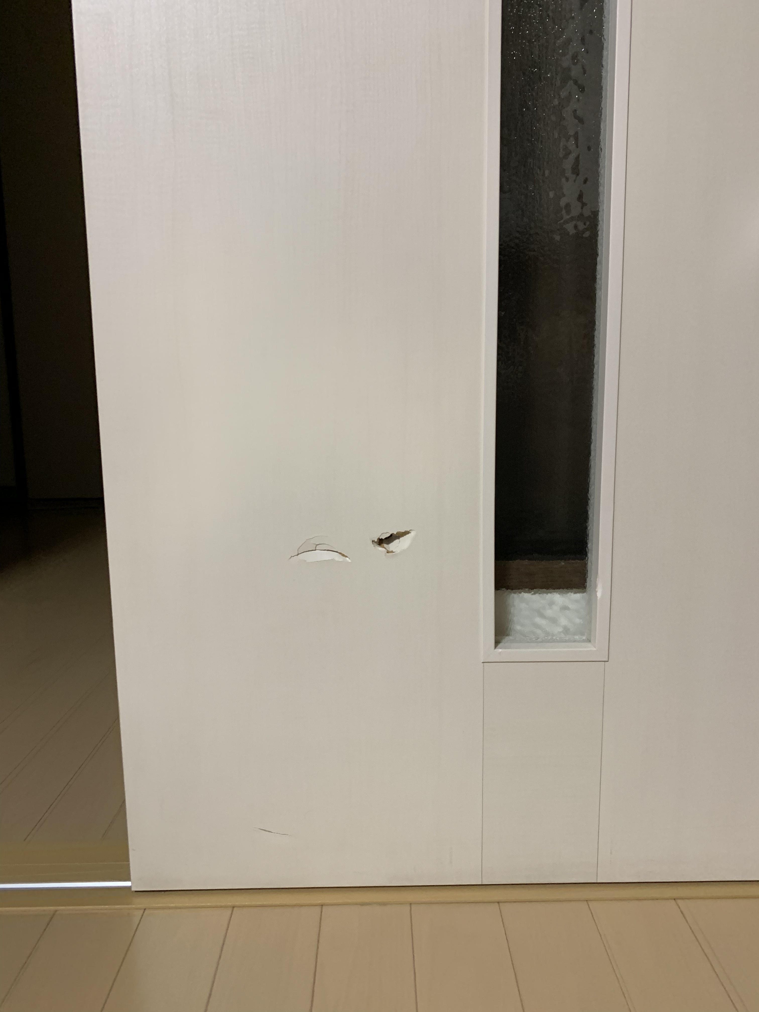 穴を開けてしまったドア