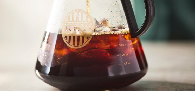 ハンドドリップ抽出の様子