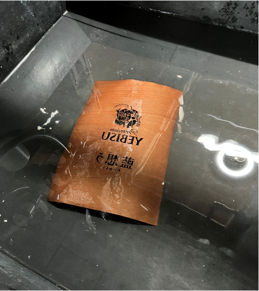 座る, 汚い, テーブル, 覆い が含まれている画像AI 生成コンテンツは誤りを含む可能性があります。