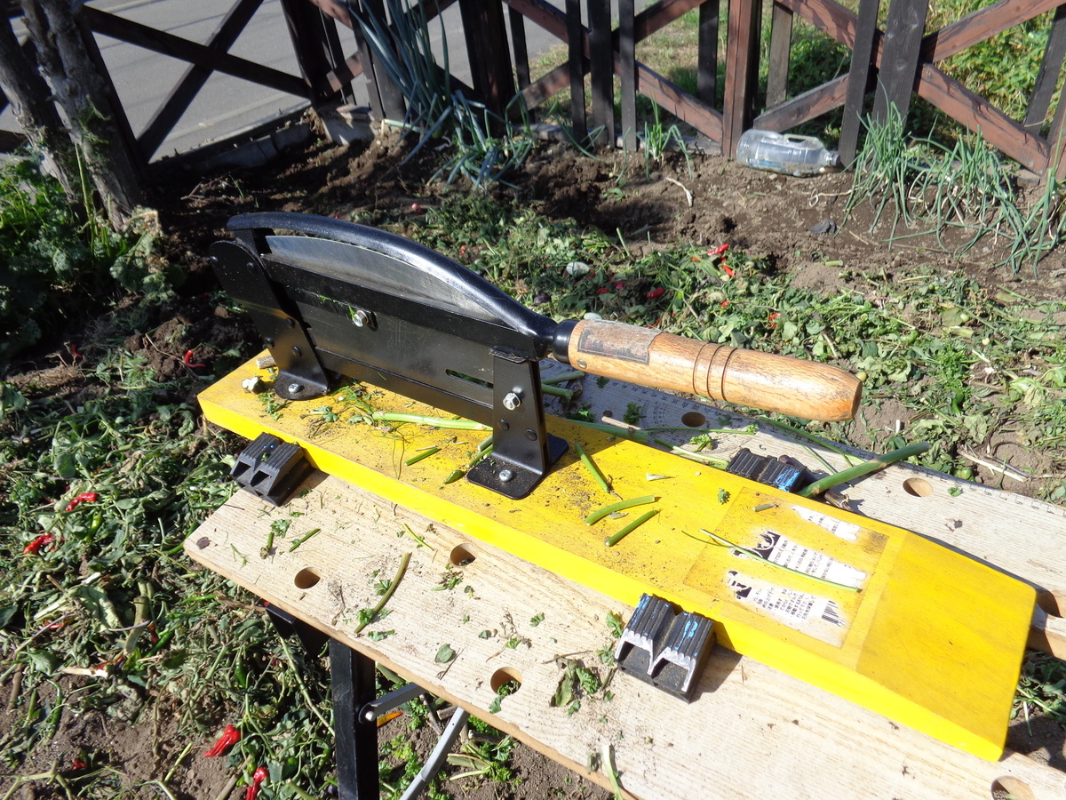 畑じまい作業は「押切機」が大活躍なのらぁ～(^^) | CAINZ DIY Square