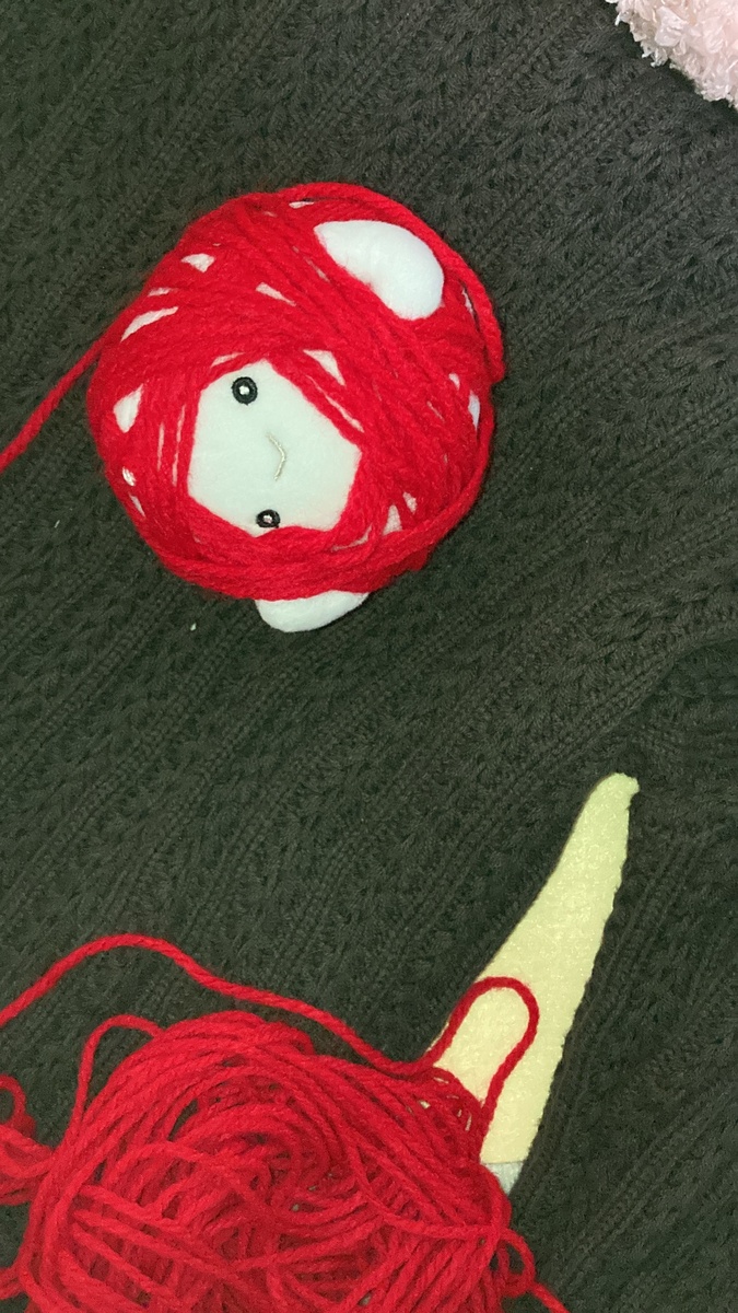 毛糸を巻きつけられるpovo