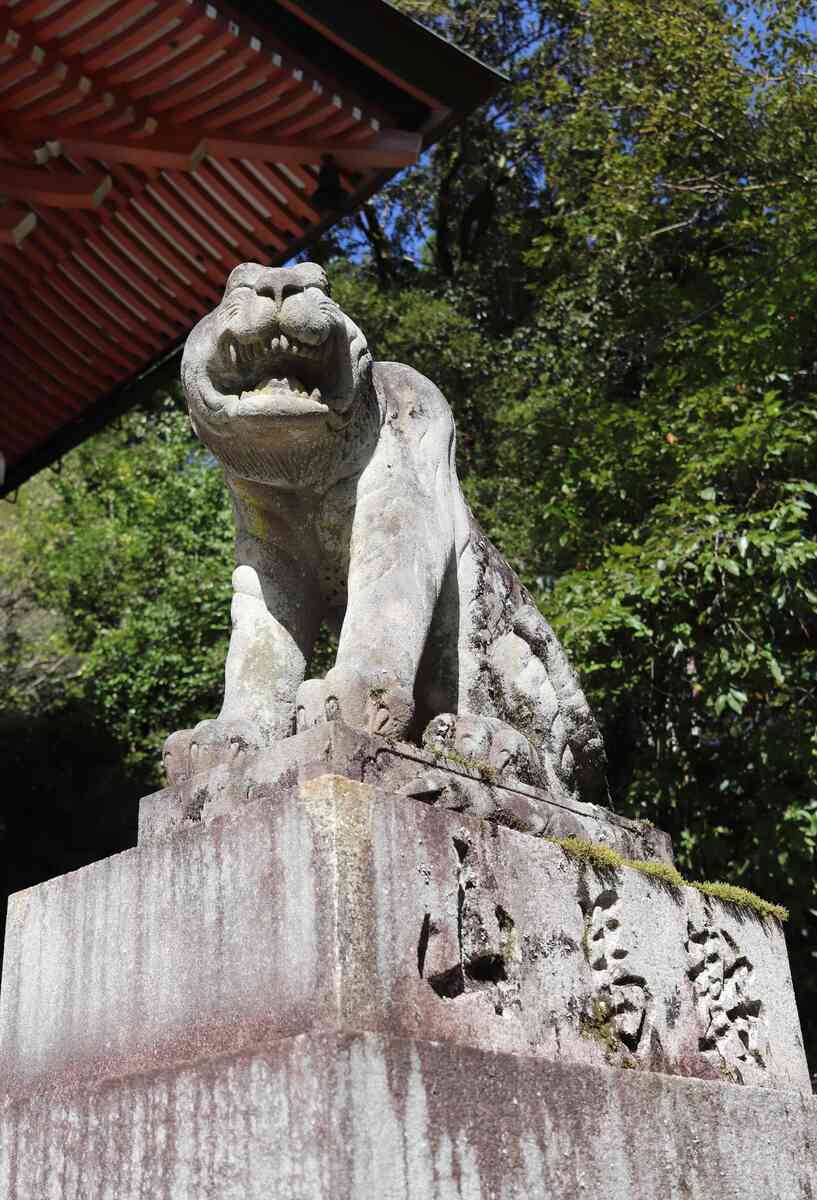 狛犬ならぬ狛虎（？）がお出迎え