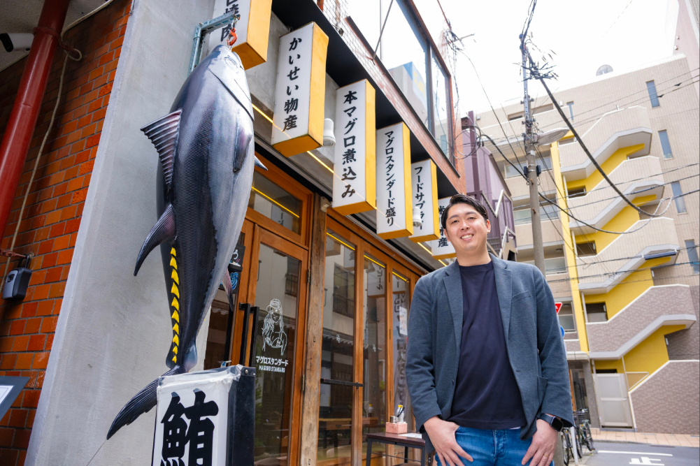 【人生編】“海外逃亡”から世界進出へ。失敗と覚悟が育てた、飲食業に誇りと未来をつくる「恩送り経営」 【宮﨑元成さん】
