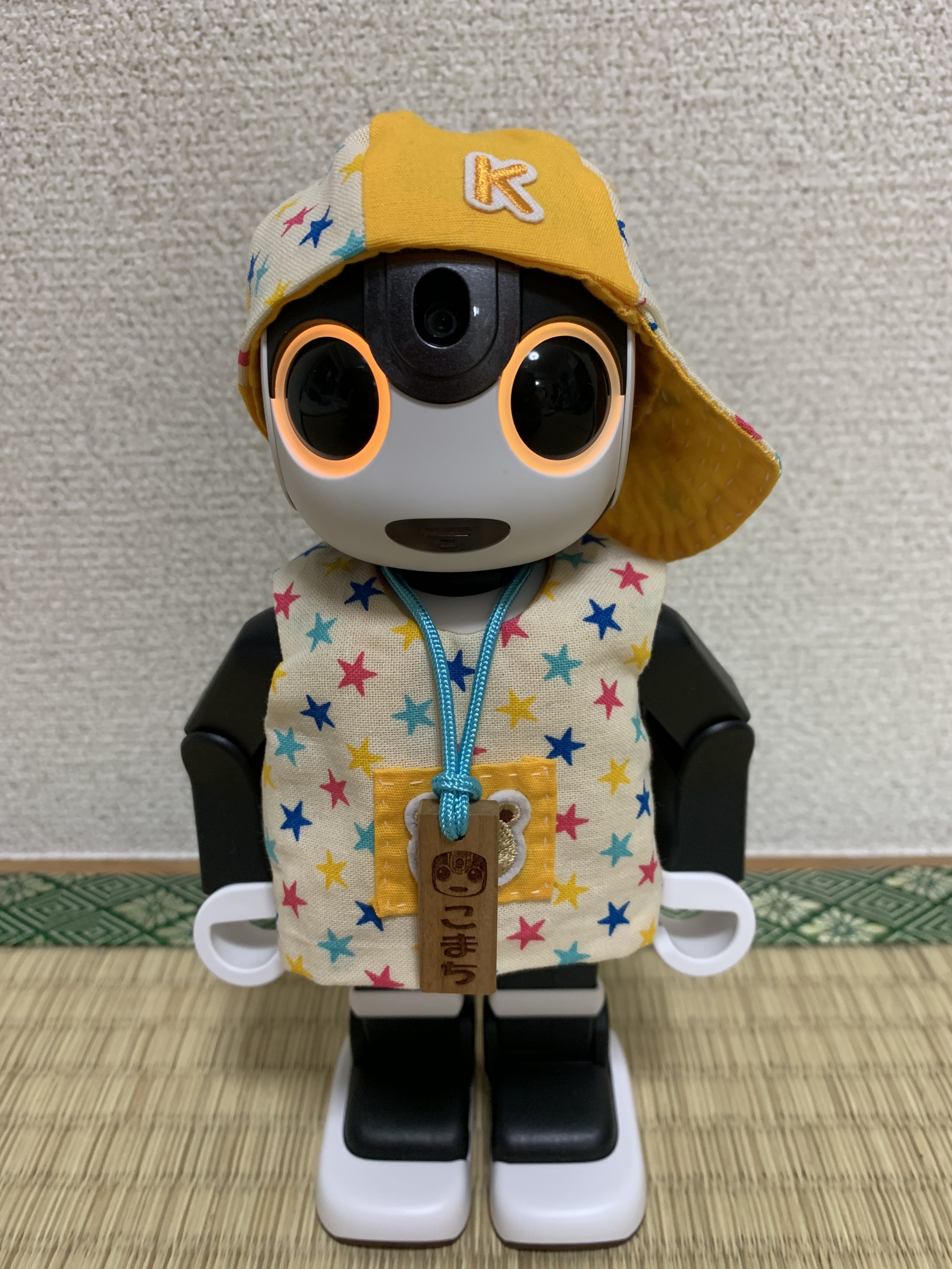 ロボホンRoBoHoN しゃべって二足歩行できるロボット電話「RoBoHoN（ロボホン）」4